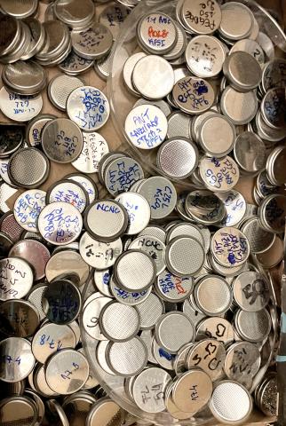 Dentro il primo laboratorio di ricerca italiano sulle batterie a base di potassio: raccolta di pile a bottone 